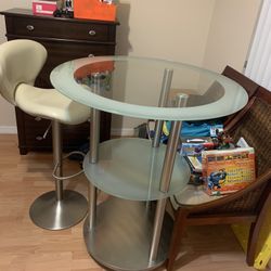 Mesa De Cristal Con Una Villa 