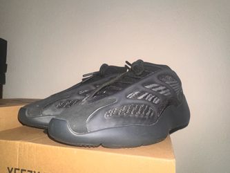 Yeezy 700 dark glow size 10.5 no box
