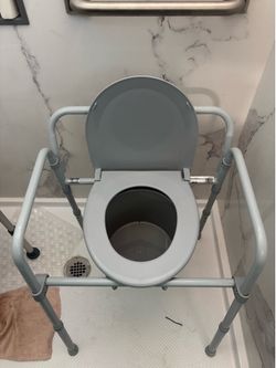 Foldable bedside commode