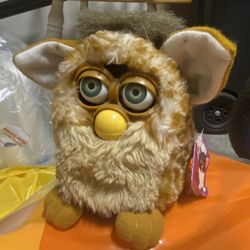 This vintage 1998 Tiger Electronics Furby  “Giraffe" model,