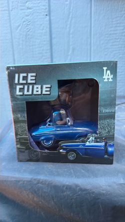 Ice cube bobble head