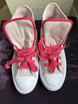 New converse pink Chuck Taylor’s size 9 women’s