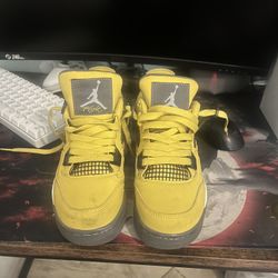 Jordan 4 Bumblees Size 5/5.5
