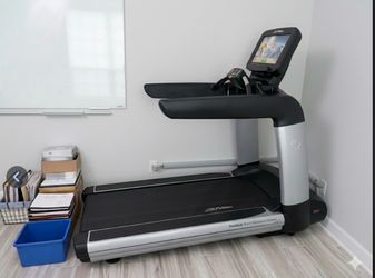 Life Fitness 95T Discover SE Elevation Treadmill