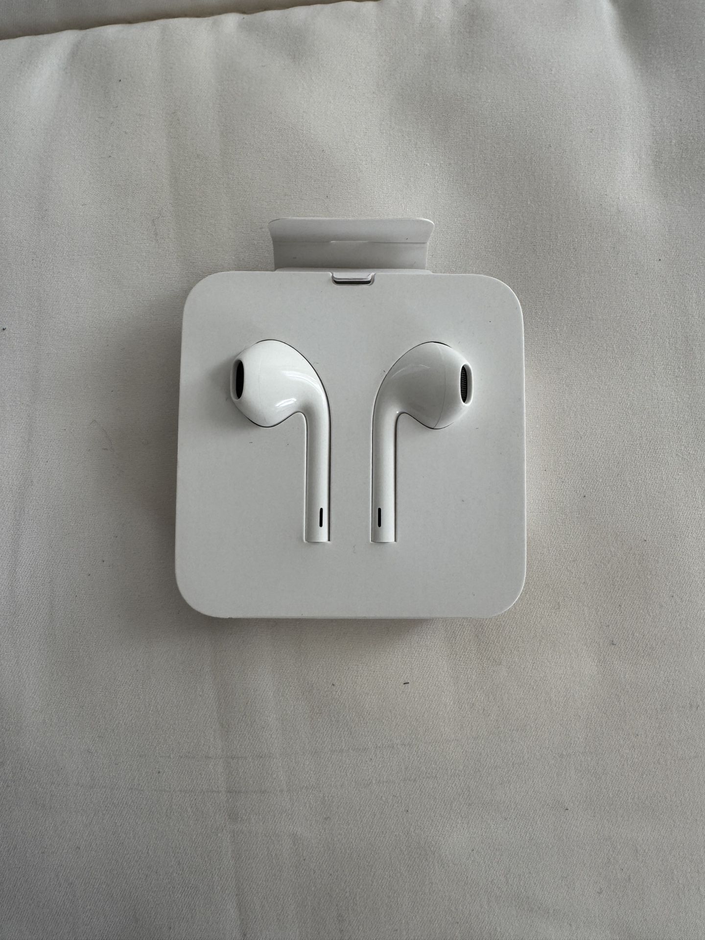 Brand New Genuine Apple Corded Earbuds With Lightning Connector