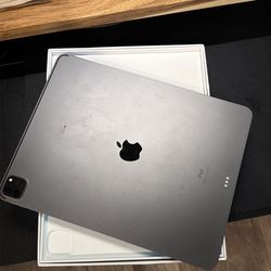 iPad Pro 12.9 5th Gen + Accessories