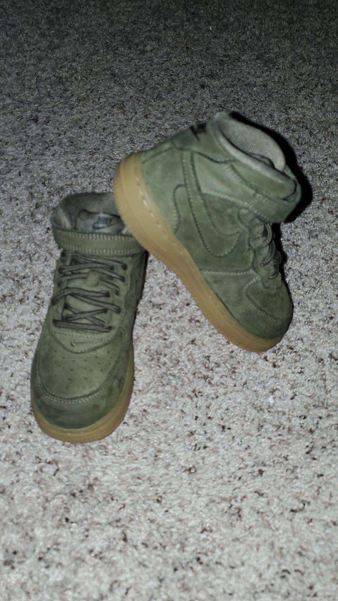 *SHIPS ONLY* NIKE AIR FORCE 1 MID LV8 SIZE 10C KIDS GREEN SUEDE HIGH TOP TENNIS SHOES
