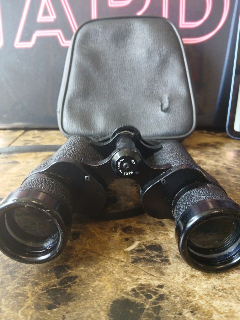 sears vintage 7 x 35 Binoculars Model 6219 348 /1000yds
The Sears vintage 7 x 35 Binoculars Model 6219 348 offer a classic design with a black color