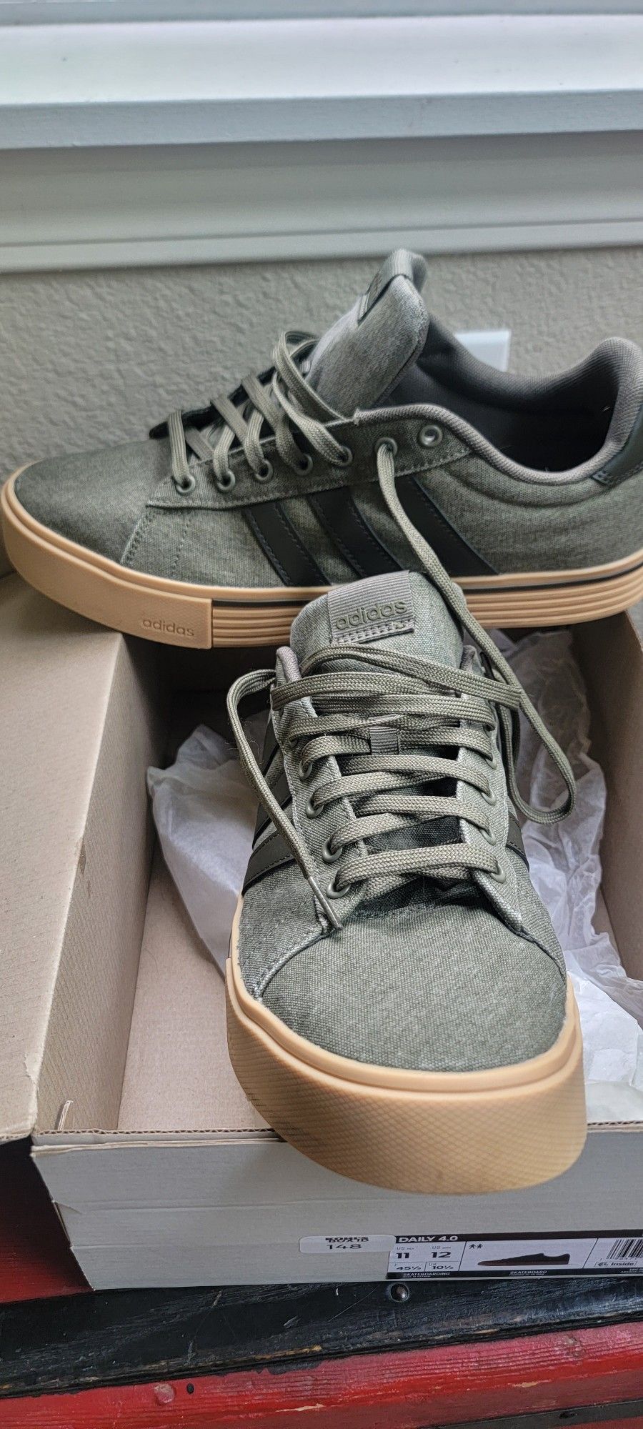 Nearly BRAND NEW Mens Size 11 ADIDAS DAILY 4.0