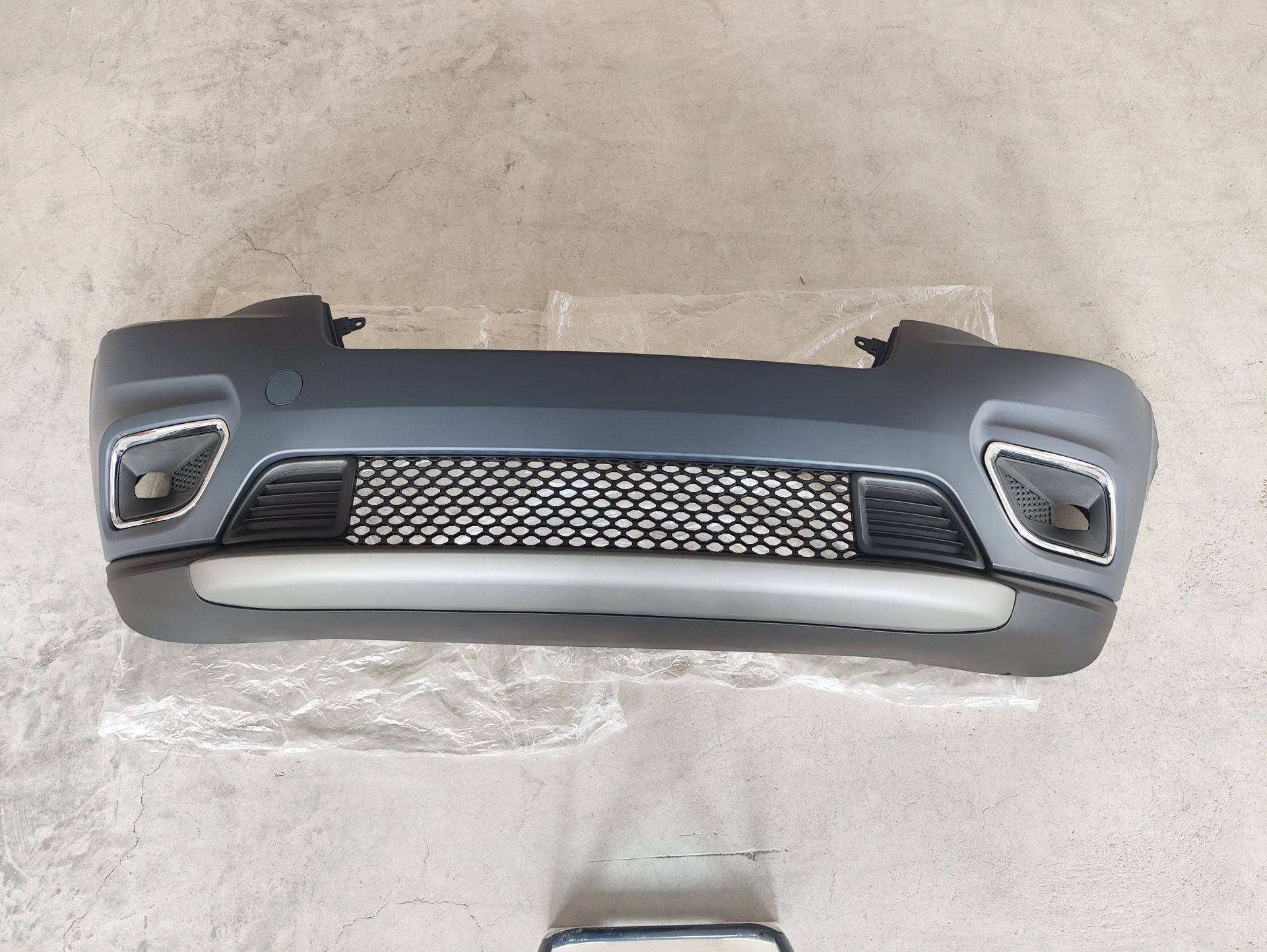 Front. Upper Assembly With Upper And Lower Grilles For 2016 - 2019 Jeep Cherokee