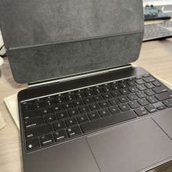 Apple Magic  keyboard With mouse 13in