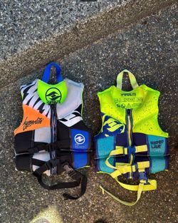 Kids life jackets—size M—pristine