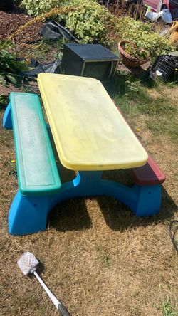 Picnic table price 20$Pick up. E. Side. Tacoma