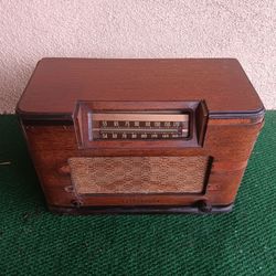 Antique Silvertone Radio "AS-IS " not tested.