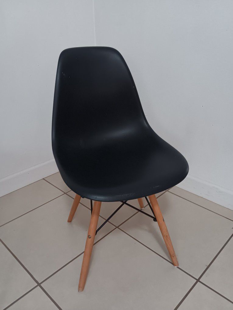 Black Eames Replica Chair