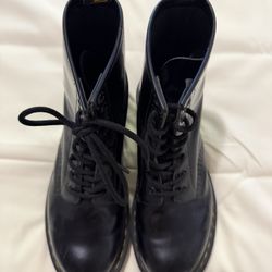 1460 Woman’s smooth leather lace up boots size 7