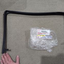 2017-19 TOYOTA TACOMA FOUR-DOOR REAR RUN FOR DOOR GLASS PART NUMBER SHOWING