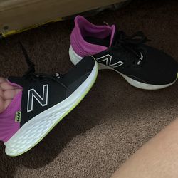 Girls Size 4 New balance 