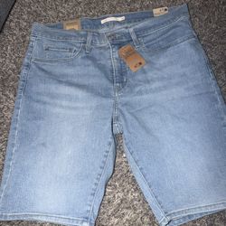 Levi Shorts Size 32