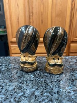 Vintage Stoneware Sultan Heads In Turbans Salt and Pepper Shakers. Size approximately 4 inches tall.  Preowned.