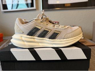 Adidas Astrastar Women’s size 8