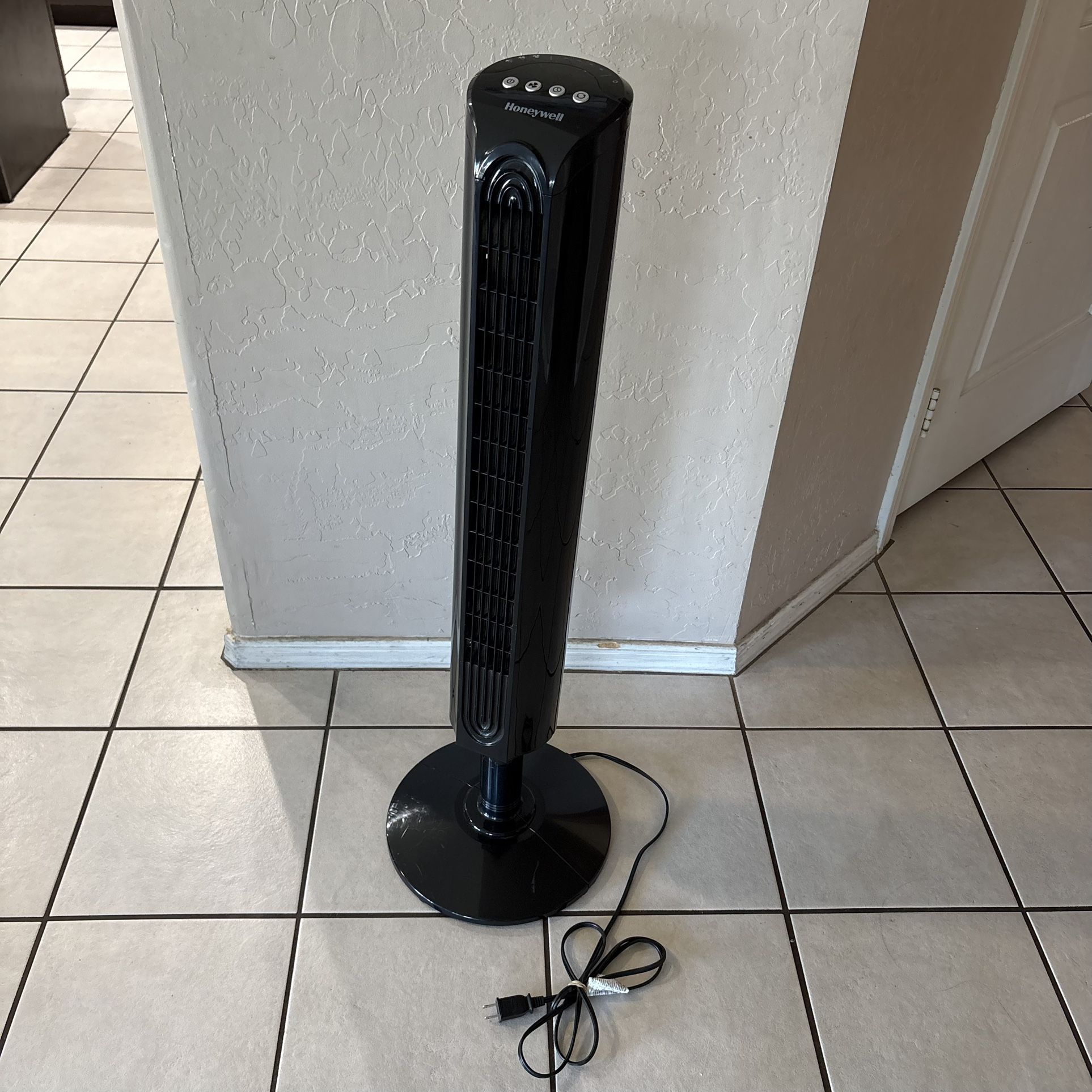 38” Honeywell Tower Fan - Works Well 👍