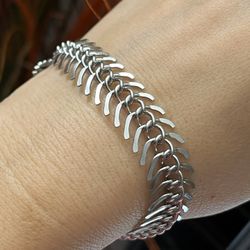 Unsex chunky silver centipede bracelet