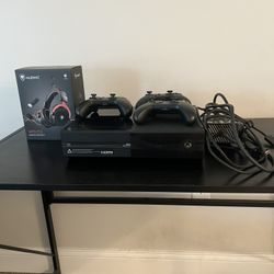 Xbox 360 With 3 Controllers & New gaming Headset 