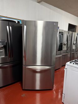 LG 33 two-door refrigerator in perfect working condition. Dimensions: 33 (W) x 35 (D) x 69 (H). Delivery, installation, and a 3-month warranty are inc