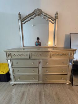*HAS TO BE GONE IN 4 DAYS* Mirrored Dresser