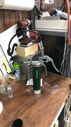 LockNLube Spin-on Pistol-Grip Grease Gun