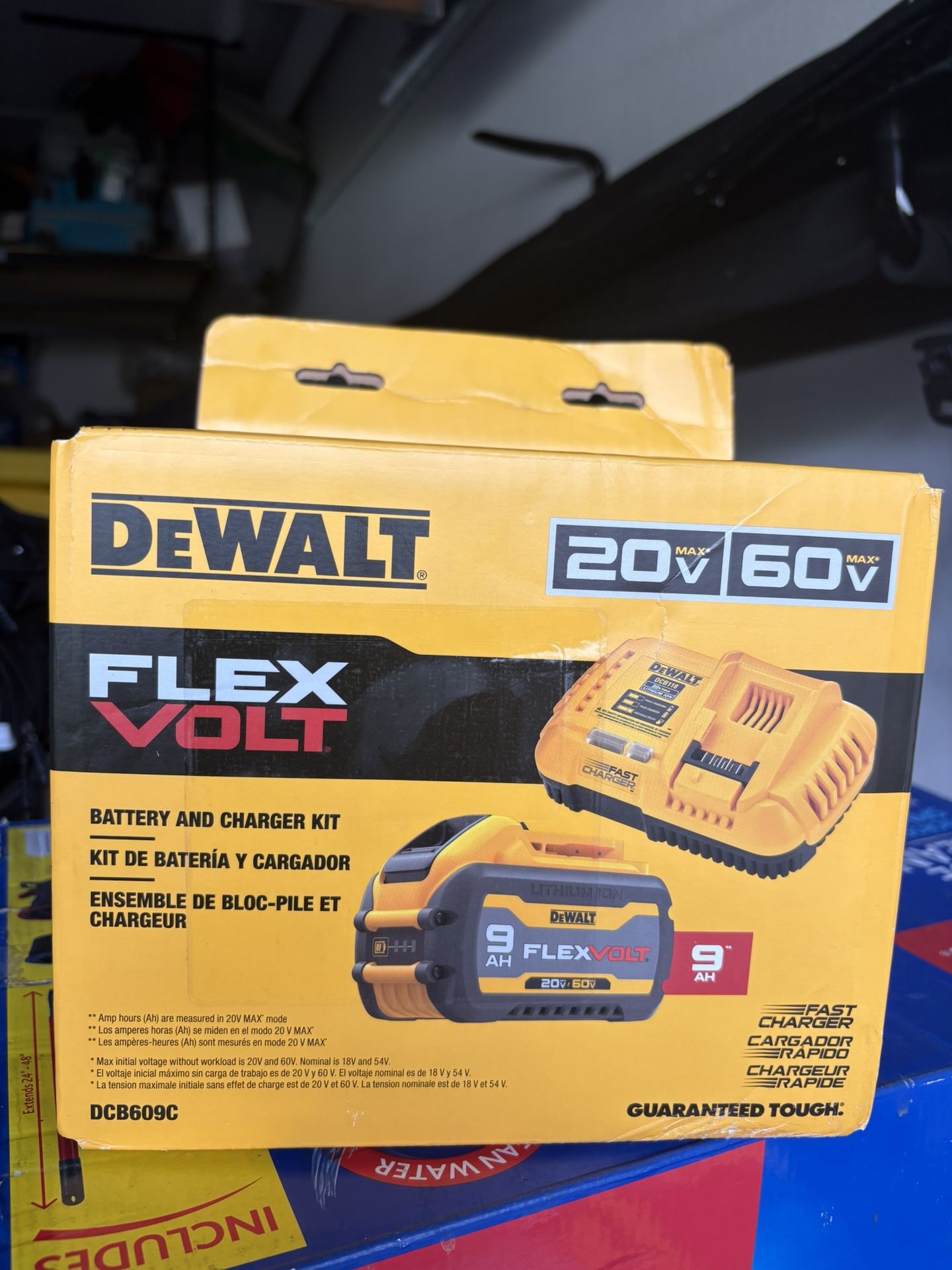 De Walt battery charger included