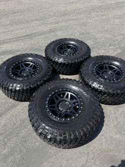 Method MR312 6x5.5 17” Black Wheels With 35” BFGoodrich KM3 Mud Terrain Tires 6 Lug Rims Chevy GMC