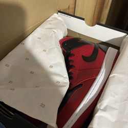 Jordan 1  Reverse Bred (red/white/black) NEW (size 11)