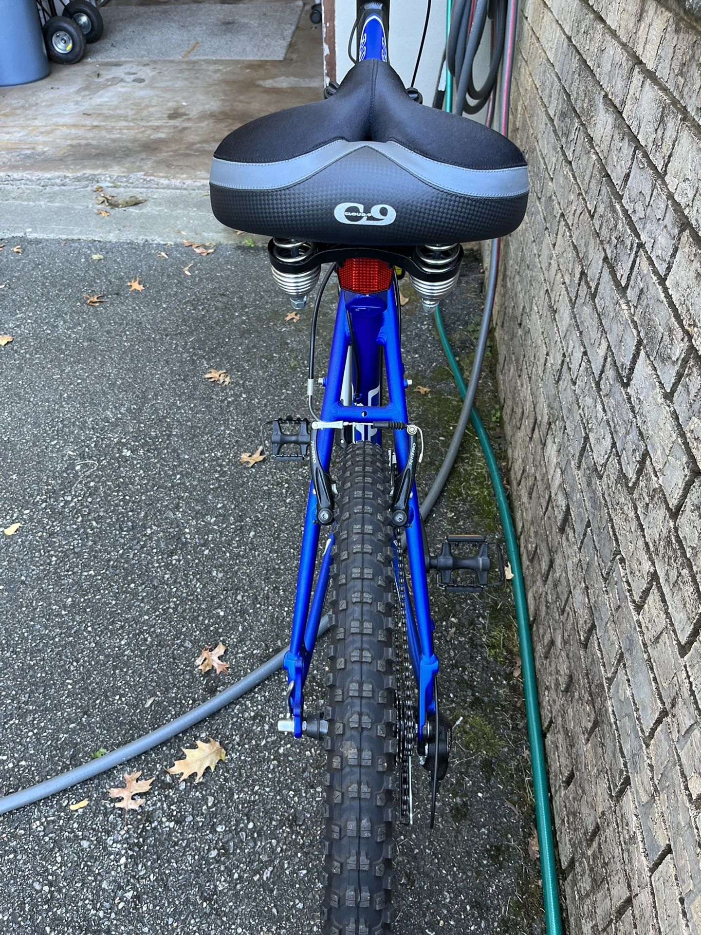 GT Avalanche Mountain Bike Like New!