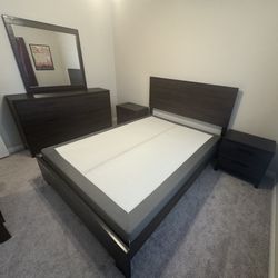 Dark Brown Wood Queen Size Bedroom Set
