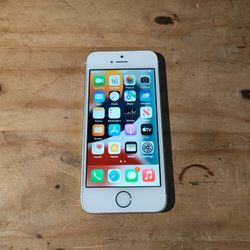 Unlocked Apple iPhone SE 1st Gen 16 GB A1662 iOS 15.7 Gold New Battery