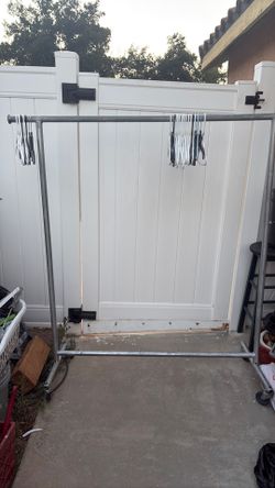 Clothes rack with wheels