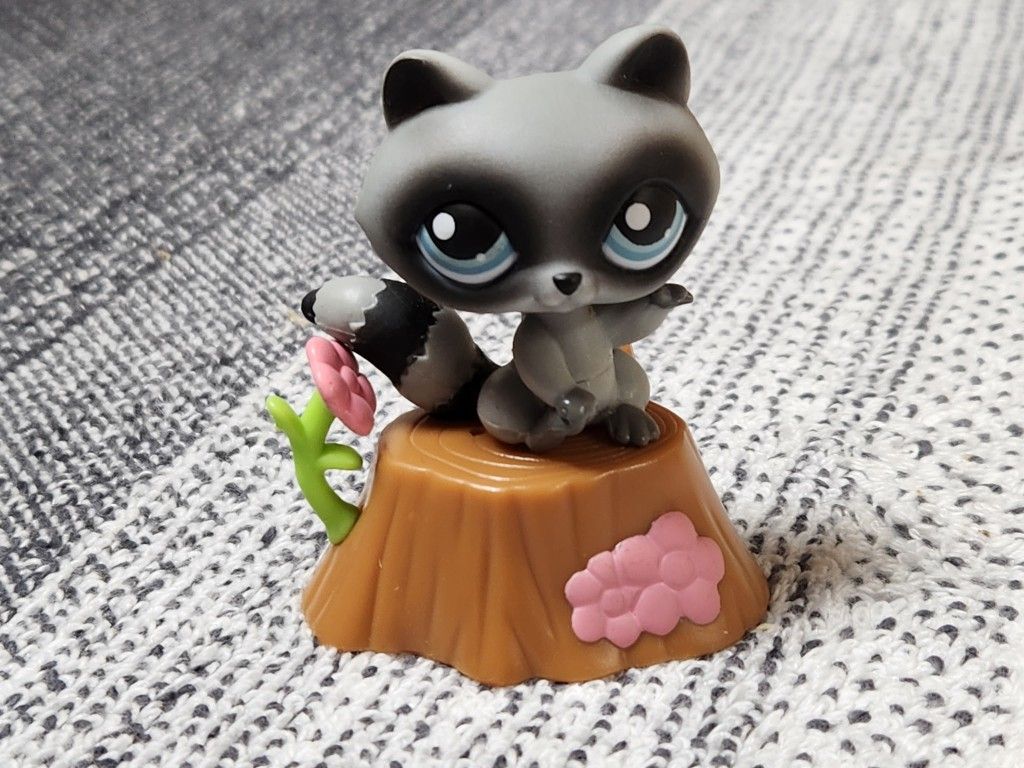 Littlest Pet Shop Pet Pairs: Squirrel #195, Raccoon #196 Complete Set