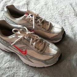 Bunch Of Woman's shoes $10 Ea Located In Blasdell