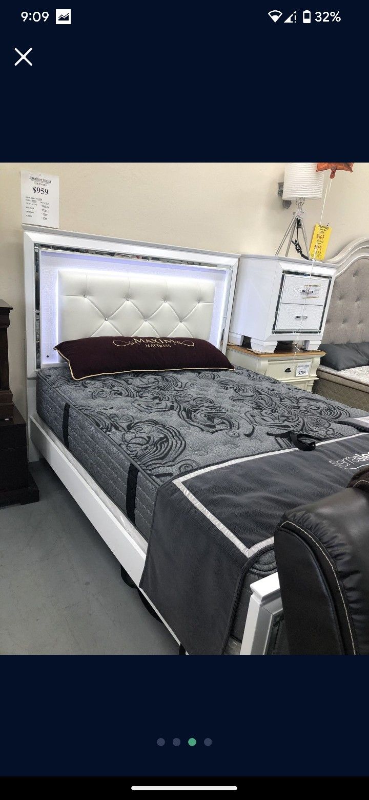 Firm King Mattress Good For Back Pain For Sale 150 for Sale in Newark