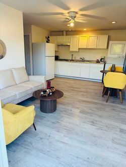1 bed 1 bath ADU in Encino, Laundry in unit, separate entrance in Encino