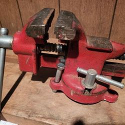 3-1/2" Jaw Milwaukee Bench Vise