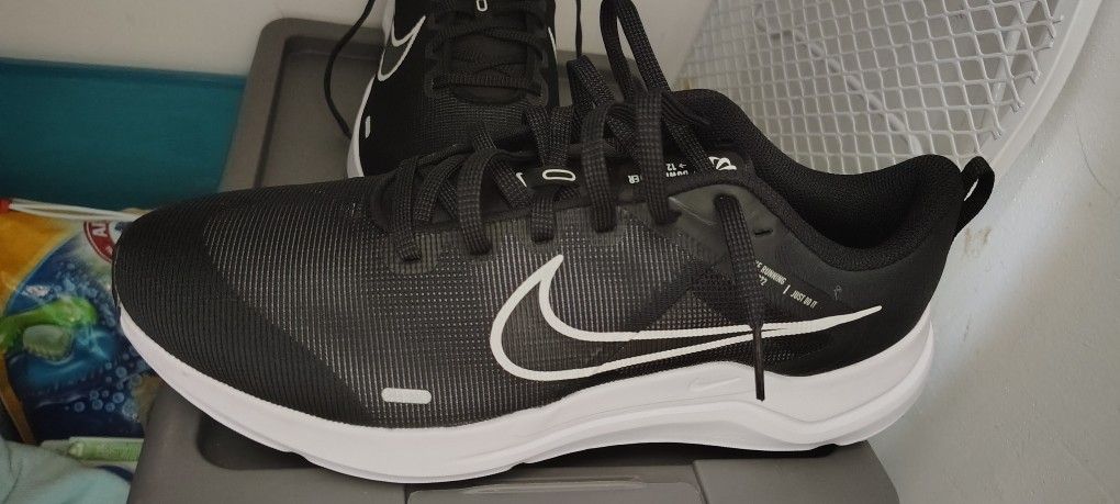 NIKE RUNNING SHOES 