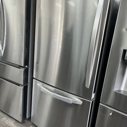 33”wide 26cu.ft Refrigerator & Bottom Freezer With Ice Maker 