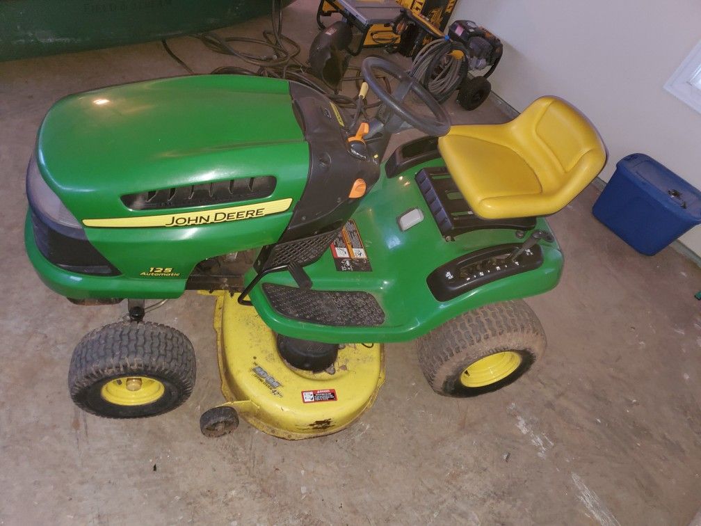 John Deer 42" Lawn Tractor. New Battery!