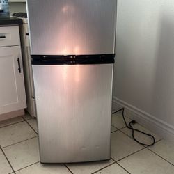 Insignia mini fridge 