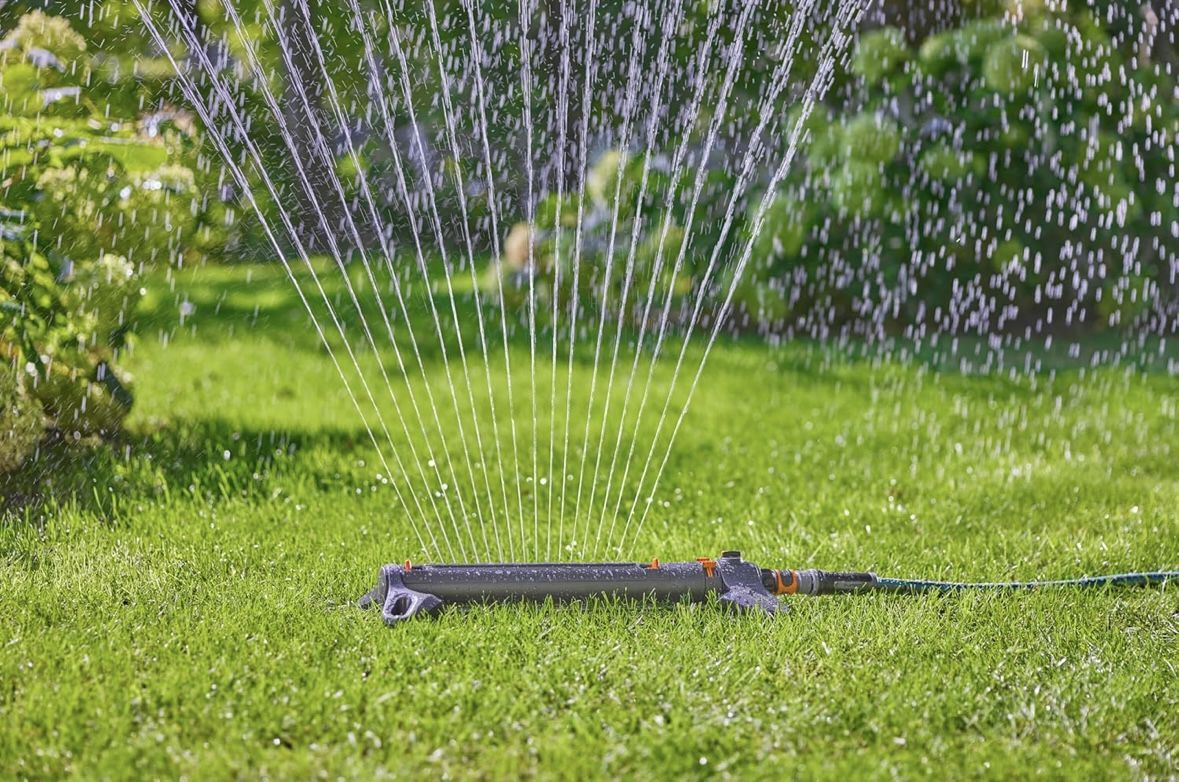 GARDENA 20570, Up to 3800 sq ft - AquaZoom Adjustable Oscillating Yard Sprinkler, for Watering Large Area Lawn and Garden. Aquazoom Outdoor oscillatin