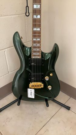 SWITCH VIBRACELL ELECTRIC GUITAR W/CASE.