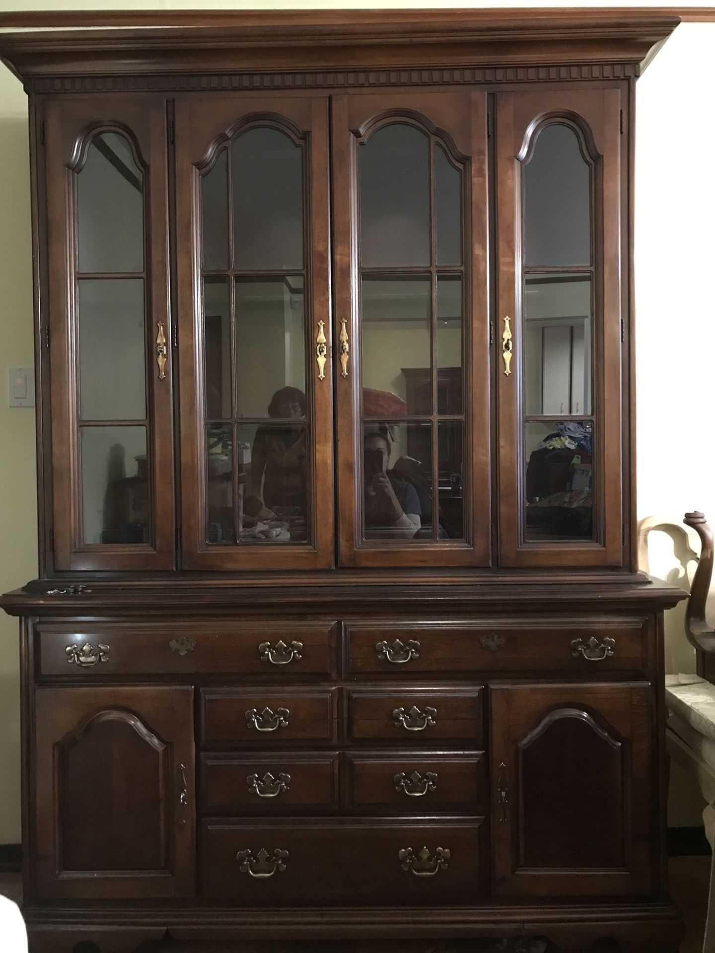 Vintage Dixie China cabinet solid wood in excellent condition